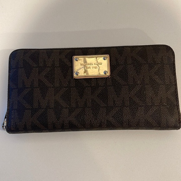 Authentic Michael Kors large zipper wallet - Picture 1 of 7